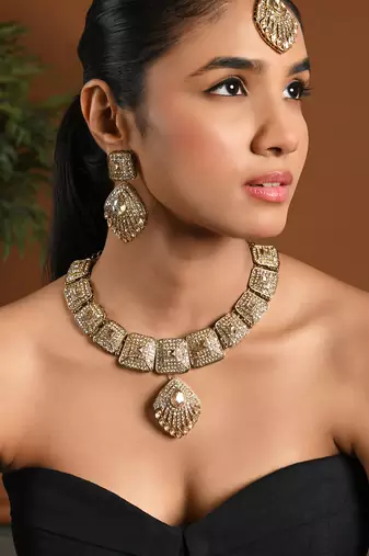 Gold plated traditional square & stone choker necklace jewellery with earrings & maang tikka set for women (ij407fl)