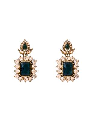 Gold plated stylish design crystal diamond necklace with earrings & maang tikka jewellery set for women  4