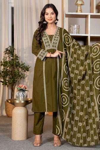 Aaysa women embroidered green kurta set with printed dupatta