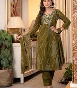Green Women Embroidered Kurta Set With Printed Dupatta