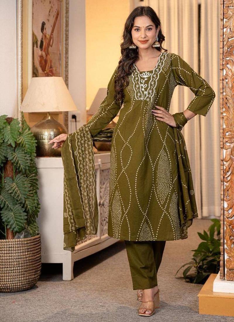 Aaysa women embroidered green kurta set with printed dupatta