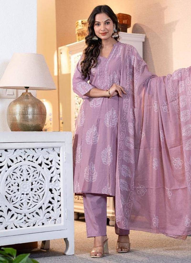 Aaysa women embroidered lilac kurta set with printed dupatta