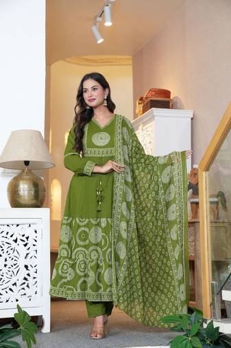 Aaysa women embroidered green anarkali kurta set with printed dupatta