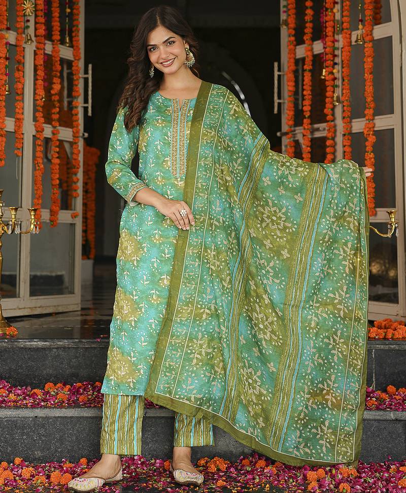 Women green rayon blend ethnic motifs printed straight kurta trousers with dupatta
