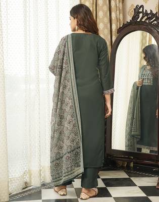 Women green rayon blend ajrakh printed straight kurta trousers with dupatta 4