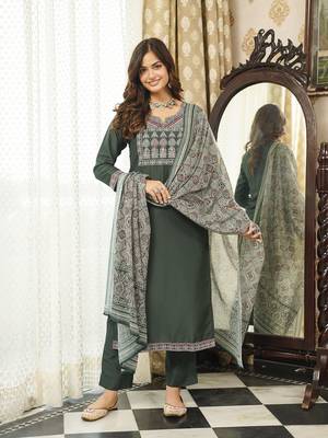 Women green rayon blend ajrakh printed straight kurta trousers with dupatta 5