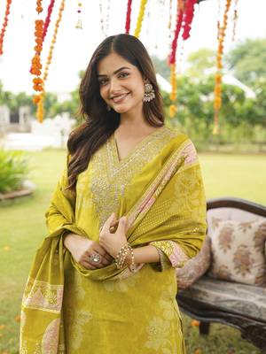 Women yellow poly chanderi floral embroidered straight kurta trousers with dupatta 5