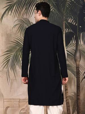 Blue silk blend embroidred kurta for men 4