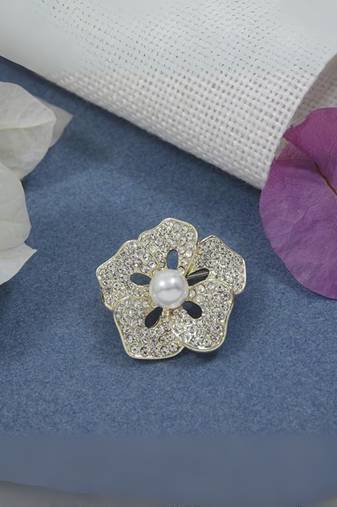 Gold plated stylish traditional brooch/lapel pin for women 