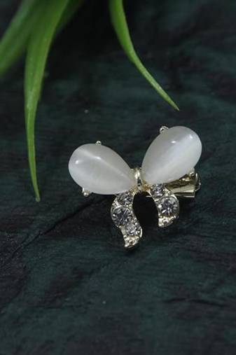 Gold plated stylish traditional brooch/lapel pin for women 