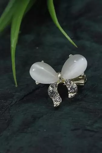 Gold plated stylish traditional brooch/lapel pin for women 