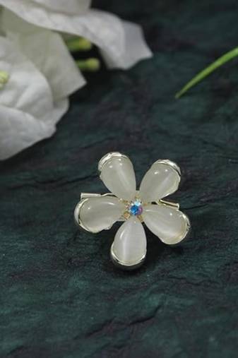 Gold plated stylish traditional brooch/lapel pin for women 
