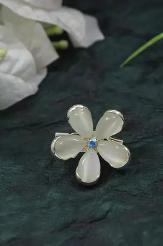 Gold plated stylish traditional brooch/lapel pin for women 