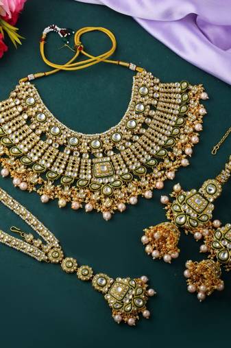 Heavy gold color kundan necklace set for wedding and parties