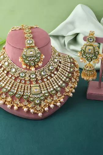 Heavy gold color kundan necklace set for wedding and parties
