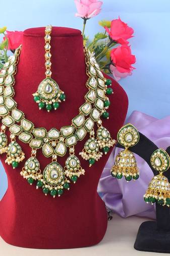 Elegant green color kundan necklace set for traditional outfits