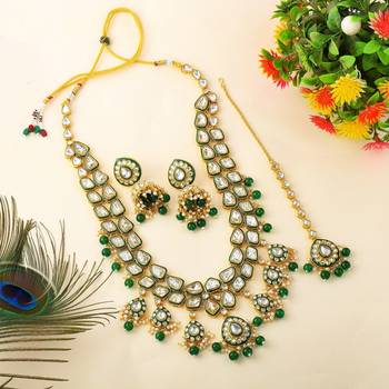 Elegant green color kundan necklace set for traditional outfits 2