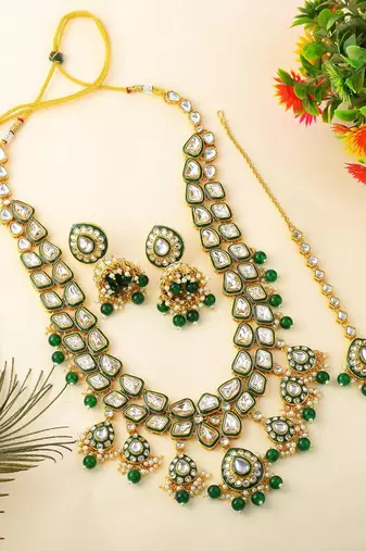 Elegant green color kundan necklace set for traditional outfits
