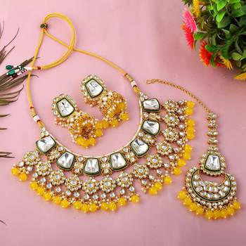 Sunshine yellow color kundan necklace set for daytime events 2