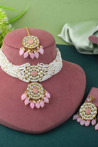 Stylish pink color choker kundan necklace set for trendy look