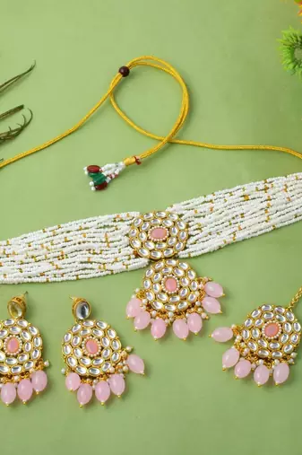 Stylish pink color choker kundan necklace set for trendy look