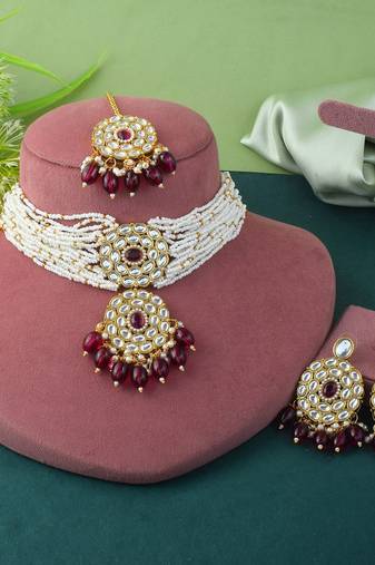 Eye-catching magenta color choker kundan necklace set for events