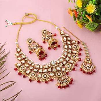 Beautiful maroon color kundan necklace set with elegant gold accents 2