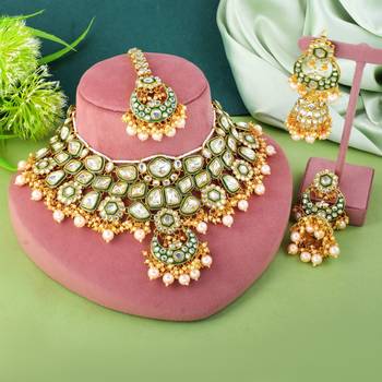 Traditional gold color kundan necklace set for wedding celebrations 1