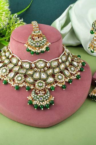 Evergreen green color kundan necklace set for cultural occasions