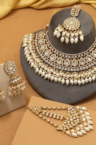 White color kundan necklace set