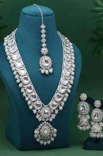 White gold color kundan necklace set