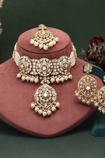 White color choker kundan necklace set