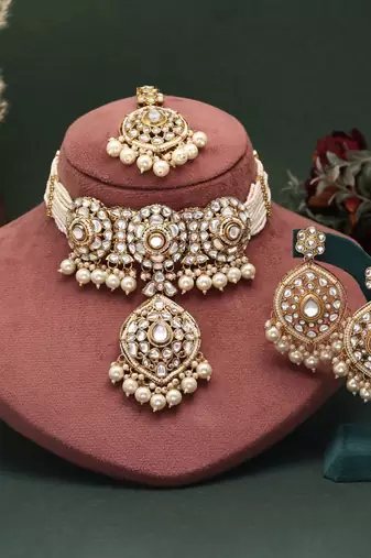 White color choker kundan necklace set