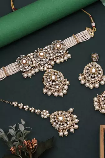White color choker kundan necklace set