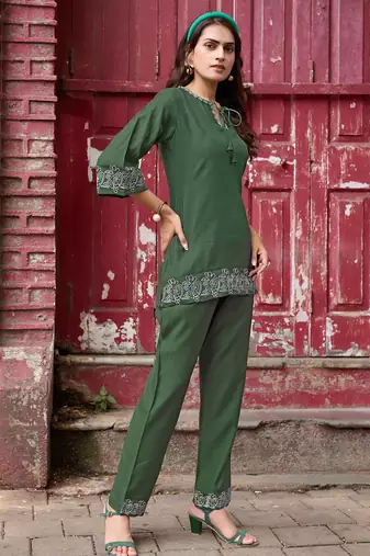 Women Viscos Rayon Threadwork Kurta With Trouser 