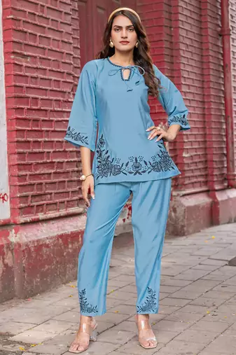 Women Viscos Rayon Threadwork Kurta With Trouser 