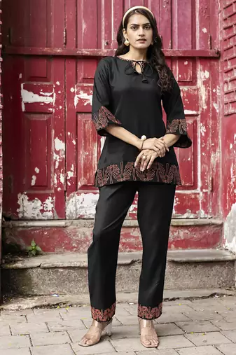 Women Viscos Rayon Threadwork Kurta With Trouser 