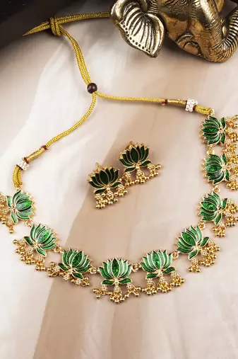Divine petal inspired green necklace set