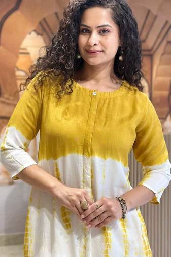  women pure cotton printed yellow kurta with pant