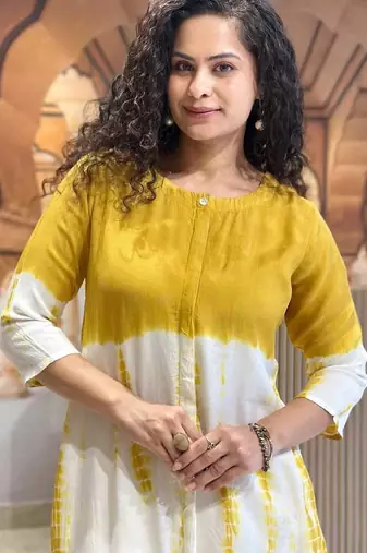  women pure cotton printed yellow kurta with pant