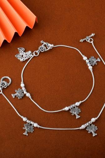 Attractive silver color oxidised anklet perfect for wedding styling, festivals, and party outfits