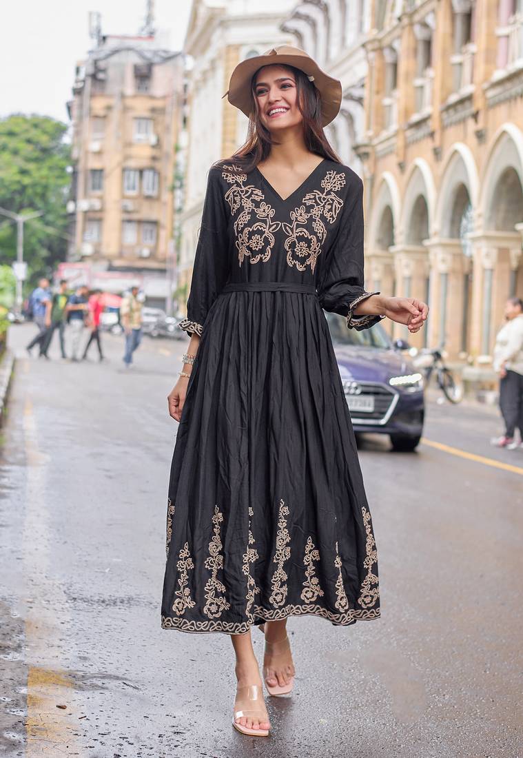 Women Rayon Weaving Embroidered Kurti