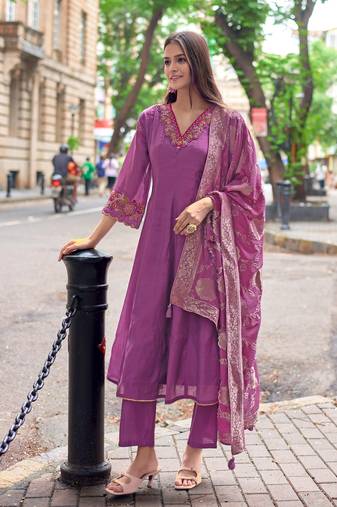 Women Mull Chanderi Embroidered Regular Kurta With Trousers & With Dupatta