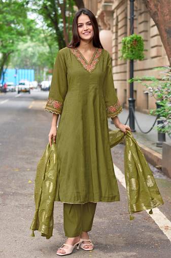 Women Mull Chanderi Embroidered Regular Kurta With Trousers & With Dupatta