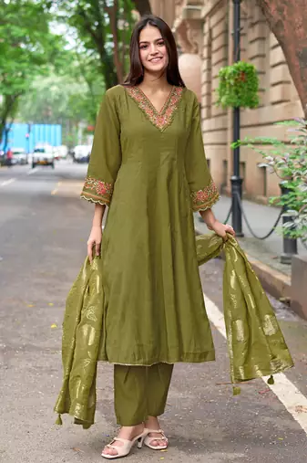 Women Mull Chanderi Embroidered Regular Kurta With Trousers & With Dupatta