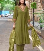 Women Mull Chanderi Embroidered Regular Kurta With Trousers & With Dupatta