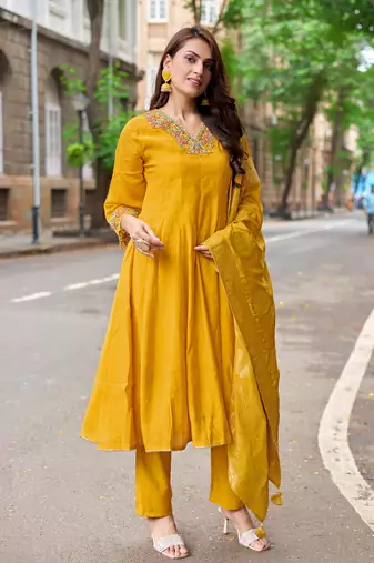 Women Mull Chanderi Embroidered Regular Kurta With Trousers & With Dupatta