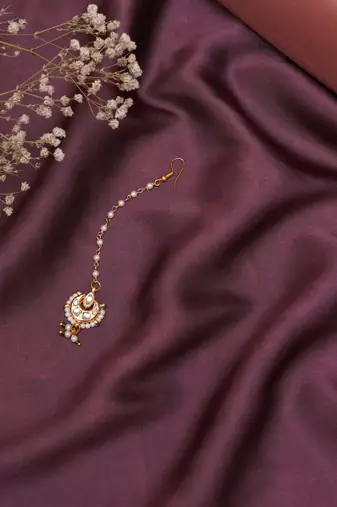Gold-plated kundan-studded & pearls-beaded maang tikka