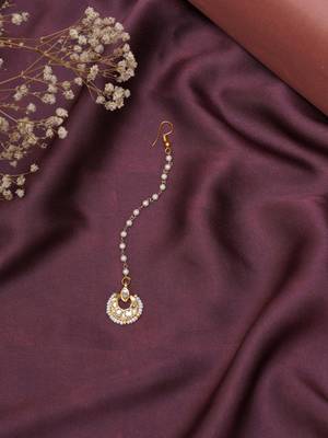   girls gold-plated kundan studded maangtikka 1