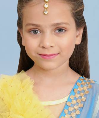 Girls gold-plated kundan studded maangtikka 4